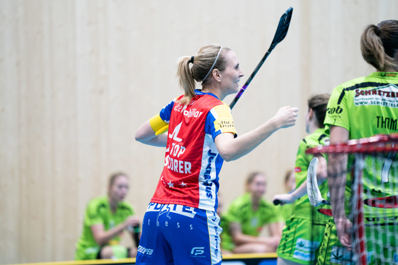 Sporthalle Stighag (Kloten), 16.11.2019, Damen NLA Runde 9, Kloten-Dietlikon Jets - Skorpion Emmental Zollbrück, Michelle Wiki (Nr. 6, Kloten-Dietlikon Jets) bejubelt das 1:0

(Claudio Schwarz, unihockey-fotos.ch)