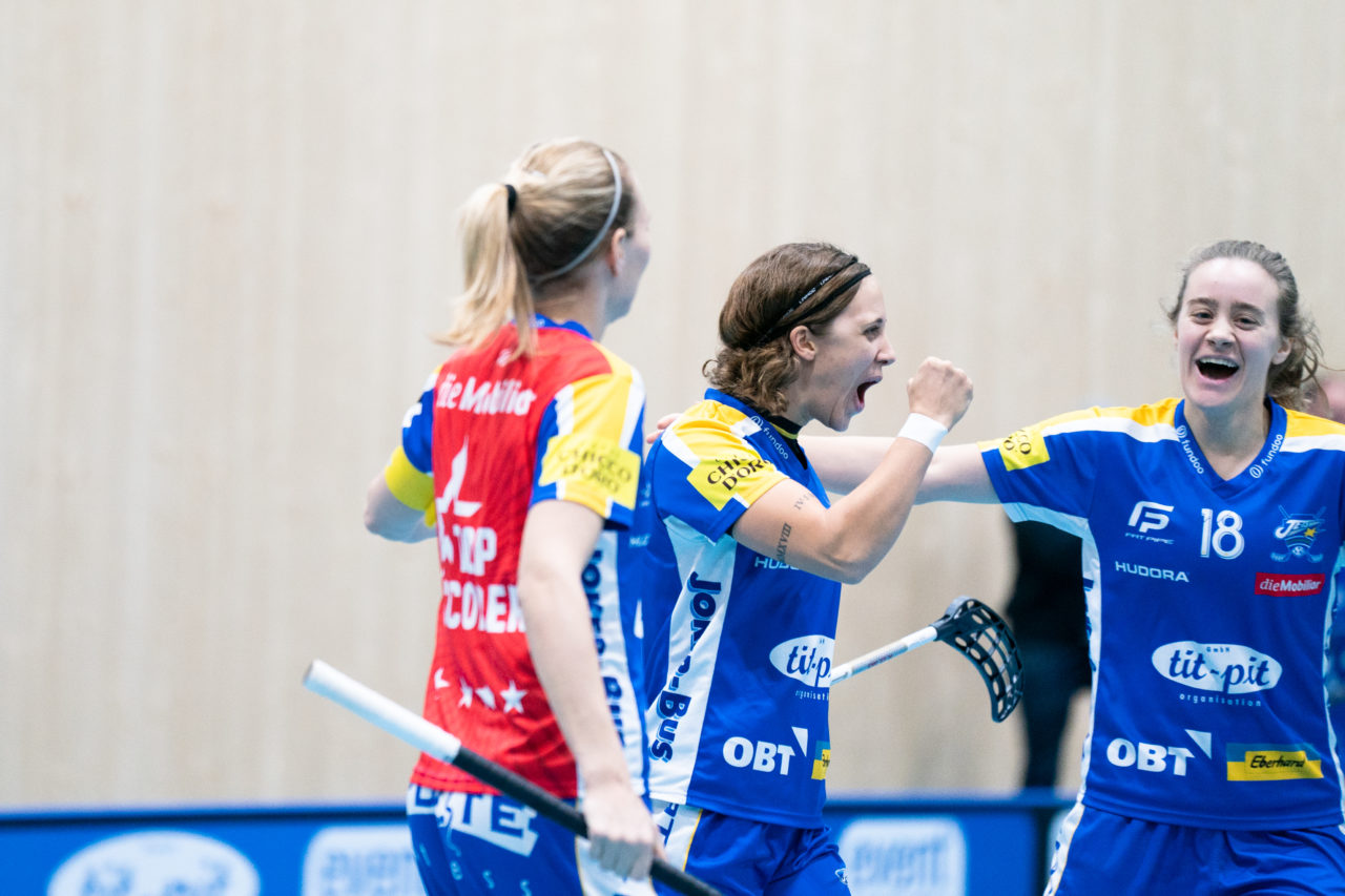 Sporthalle Stighag (Kloten), 16.11.2019, Damen NLA Runde 9, Kloten-Dietlikon Jets - Skorpion Emmental Zollbrück, Jets Torjubel zum 1:0

(Claudio Schwarz, unihockey-fotos.ch)