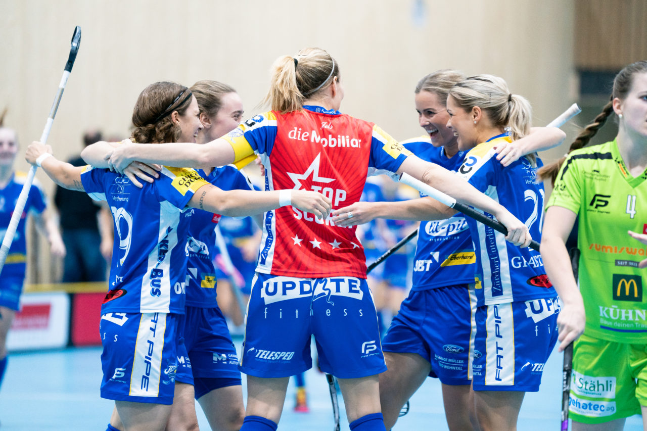 Sporthalle Stighag (Kloten), 16.11.2019, Damen NLA Runde 9, Kloten-Dietlikon Jets - Skorpion Emmental Zollbrück, Jets Torjubel zum 1:0

(Claudio Schwarz, unihockey-fotos.ch)