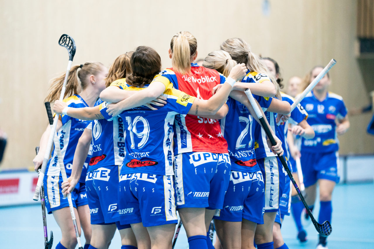 Sporthalle Stighag (Kloten), 16.11.2019, Damen NLA Runde 9, Kloten-Dietlikon Jets - Skorpion Emmental Zollbrück, Jets Torjubel zum 1:0

(Claudio Schwarz, unihockey-fotos.ch)