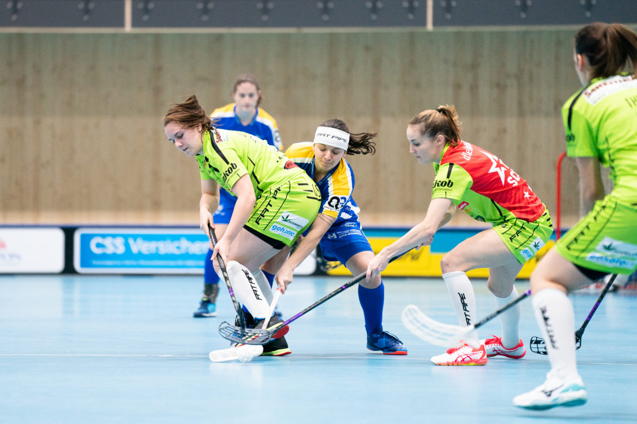 Sporthalle Stighag (Kloten), 16.11.2019, Damen NLA Runde 9, Kloten-Dietlikon Jets - Skorpion Emmental Zollbrück, Natalie Martinakova (Nr. 15, Kloten-Dietlikon Jets) im Infight mit zwei Skorpions

(Claudio Schwarz, unihockey-fotos.ch)