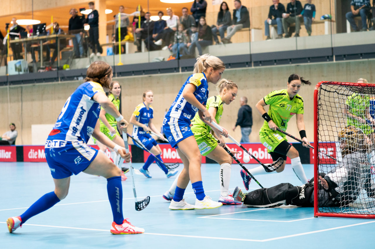 Sporthalle Stighag (Kloten), 16.11.2019, Damen NLA Runde 9, Kloten-Dietlikon Jets - Skorpion Emmental Zollbrück, Gerangel vor dem Tor

(Claudio Schwarz, unihockey-fotos.ch)