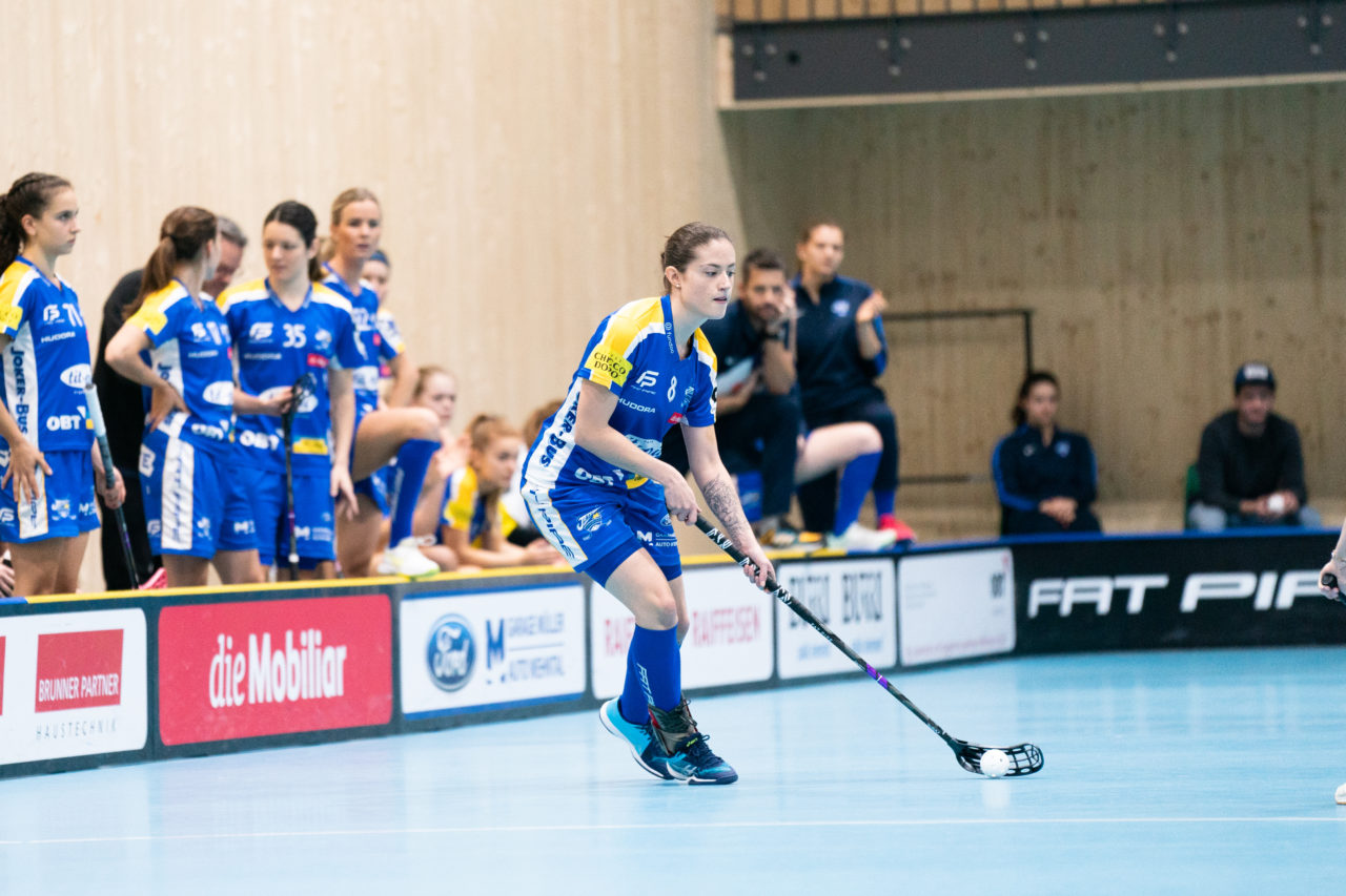 Sporthalle Stighag (Kloten), 16.11.2019, Damen NLA Runde 9, Kloten-Dietlikon Jets - Skorpion Emmental Zollbrück, Deborah Frei (Nr. 8, Kloten-Dietlikon Jets) am Ball

(Claudio Schwarz, unihockey-fotos.ch)