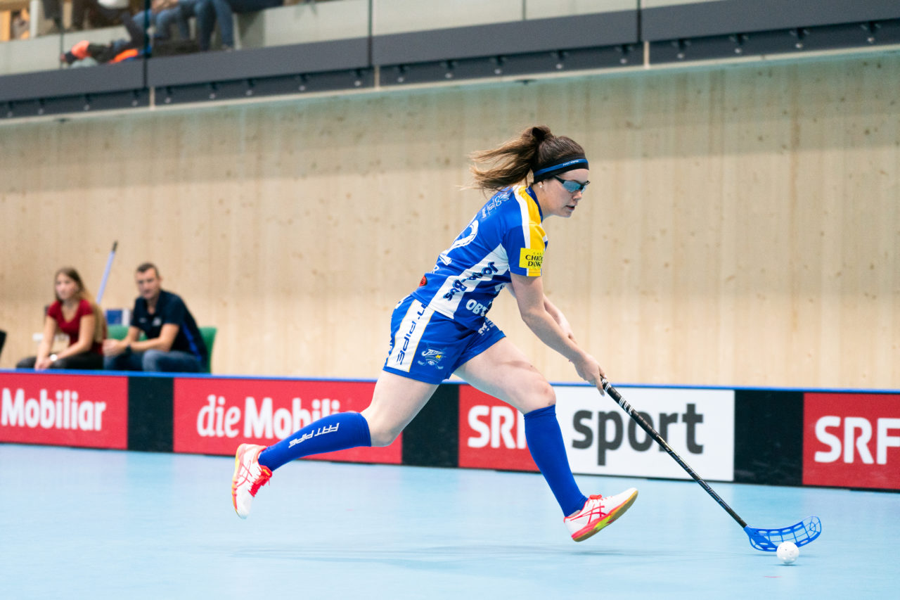 Sporthalle Stighag (Kloten), 16.11.2019, Damen NLA Runde 9, Kloten-Dietlikon Jets - Skorpion Emmental Zollbrück, Tanja Bühler (Nr. 92, Kloten-Dietlikon Jets) am Ball

(Claudio Schwarz, unihockey-fotos.ch)