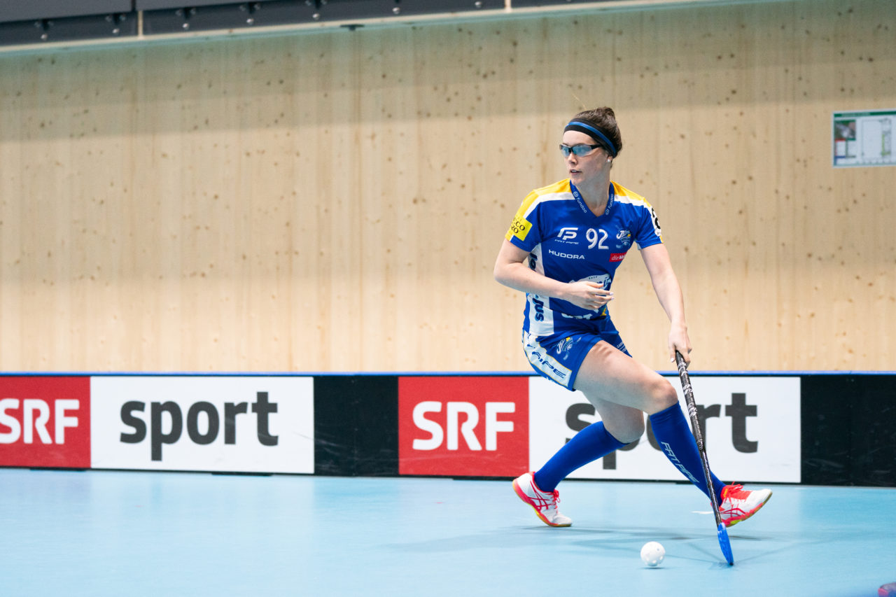 Sporthalle Stighag (Kloten), 16.11.2019, Damen NLA Runde 9, Kloten-Dietlikon Jets - Skorpion Emmental Zollbrück, Tanja Bühler (Nr. 92, Kloten-Dietlikon Jets) am Ball

(Claudio Schwarz, unihockey-fotos.ch)