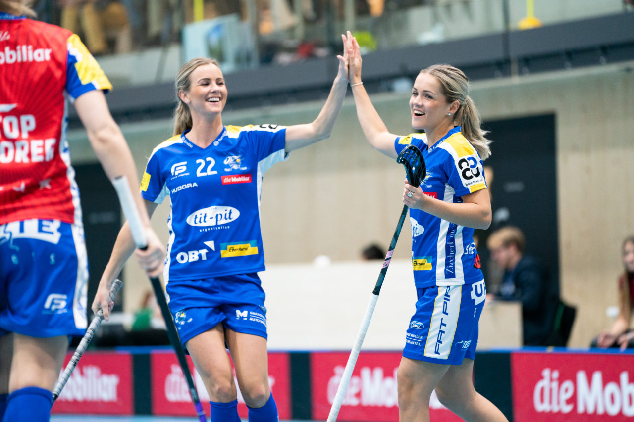 Sporthalle Stighag (Kloten), 16.11.2019, Damen NLA Runde 9, Kloten-Dietlikon Jets - Skorpion Emmental Zollbrück, Alice Granstedt (Nr. 21, Kloten-Dietlikon Jets) jubelt mit Iza Rydfjäll (Nr. 22, Kloten-Dietlikon Jets)

(Claudio Schwarz, unihockey-fotos.ch)