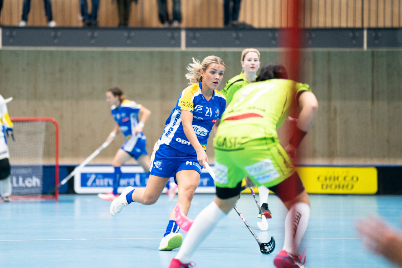 Sporthalle Stighag (Kloten), 16.11.2019, Damen NLA Runde 9, Kloten-Dietlikon Jets - Skorpion Emmental Zollbrück, Alice Granstedt (Nr. 21, Kloten-Dietlikon Jets) am Ball

(Claudio Schwarz, unihockey-fotos.ch)