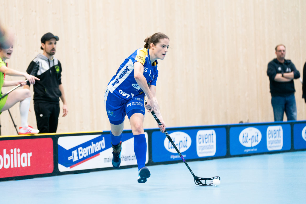 Sporthalle Stighag (Kloten), 16.11.2019, Damen NLA Runde 9, Kloten-Dietlikon Jets - Skorpion Emmental Zollbrück, Deborah Frei (Nr. 8, Kloten-Dietlikon Jets) spielt den Ball

(Claudio Schwarz, unihockey-fotos.ch)