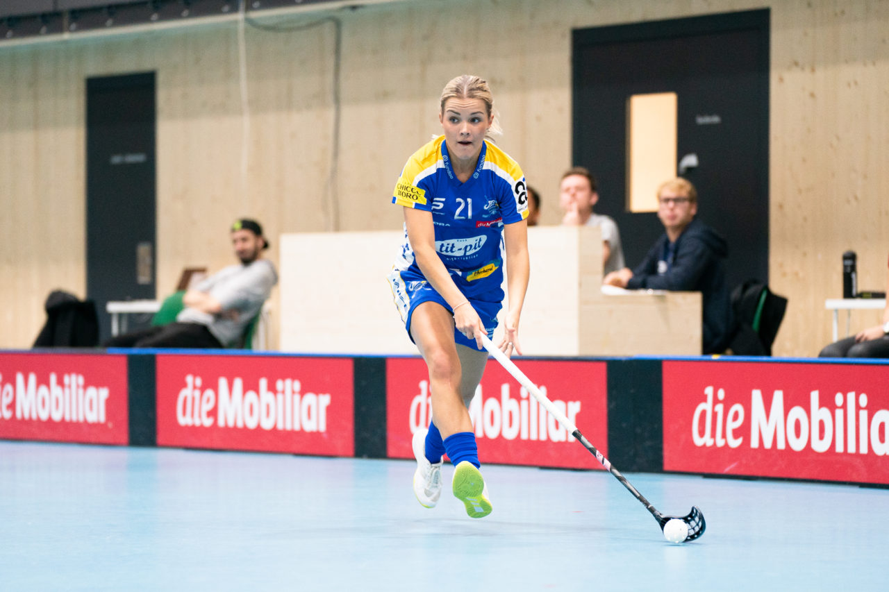 Sporthalle Stighag (Kloten), 16.11.2019, Damen NLA Runde 9, Kloten-Dietlikon Jets - Skorpion Emmental Zollbrück, Alice Granstedt (Nr. 21, Kloten-Dietlikon Jets) am Ball

(Claudio Schwarz, unihockey-fotos.ch)