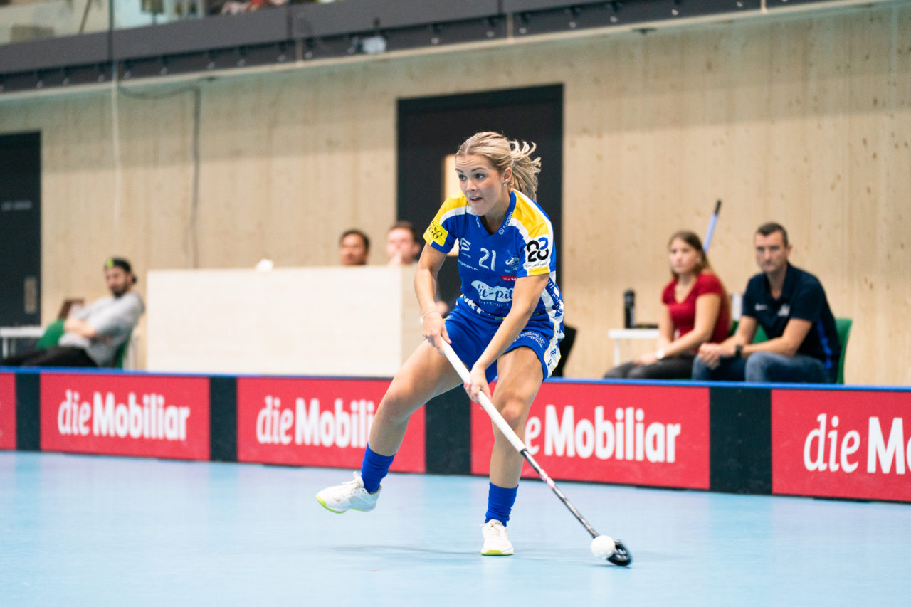 Sporthalle Stighag (Kloten), 16.11.2019, Damen NLA Runde 9, Kloten-Dietlikon Jets - Skorpion Emmental Zollbrück, Alice Granstedt (Nr. 21, Kloten-Dietlikon Jets) spielt den Ball

(Claudio Schwarz, unihockey-fotos.ch)