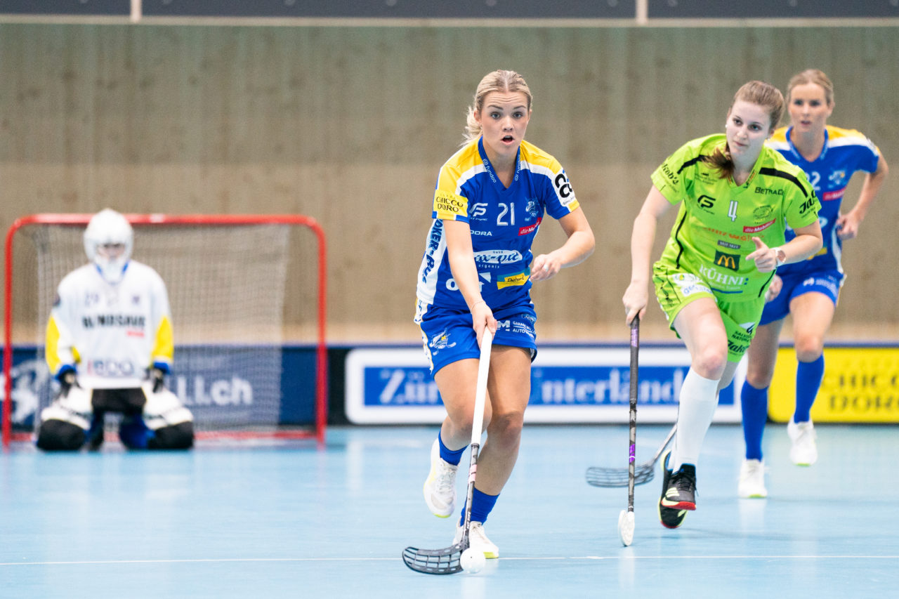 Sporthalle Stighag (Kloten), 16.11.2019, Damen NLA Runde 9, Kloten-Dietlikon Jets - Skorpion Emmental Zollbrück, Alice Granstedt (Nr. 21, Kloten-Dietlikon Jets) am Ball

(Claudio Schwarz, unihockey-fotos.ch)