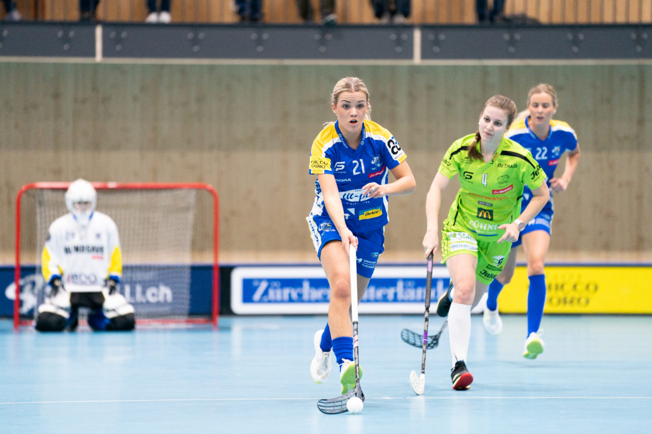 Sporthalle Stighag (Kloten), 16.11.2019, Damen NLA Runde 9, Kloten-Dietlikon Jets - Skorpion Emmental Zollbrück, Alice Granstedt (Nr. 21, Kloten-Dietlikon Jets) am Ball

(Claudio Schwarz, unihockey-fotos.ch)