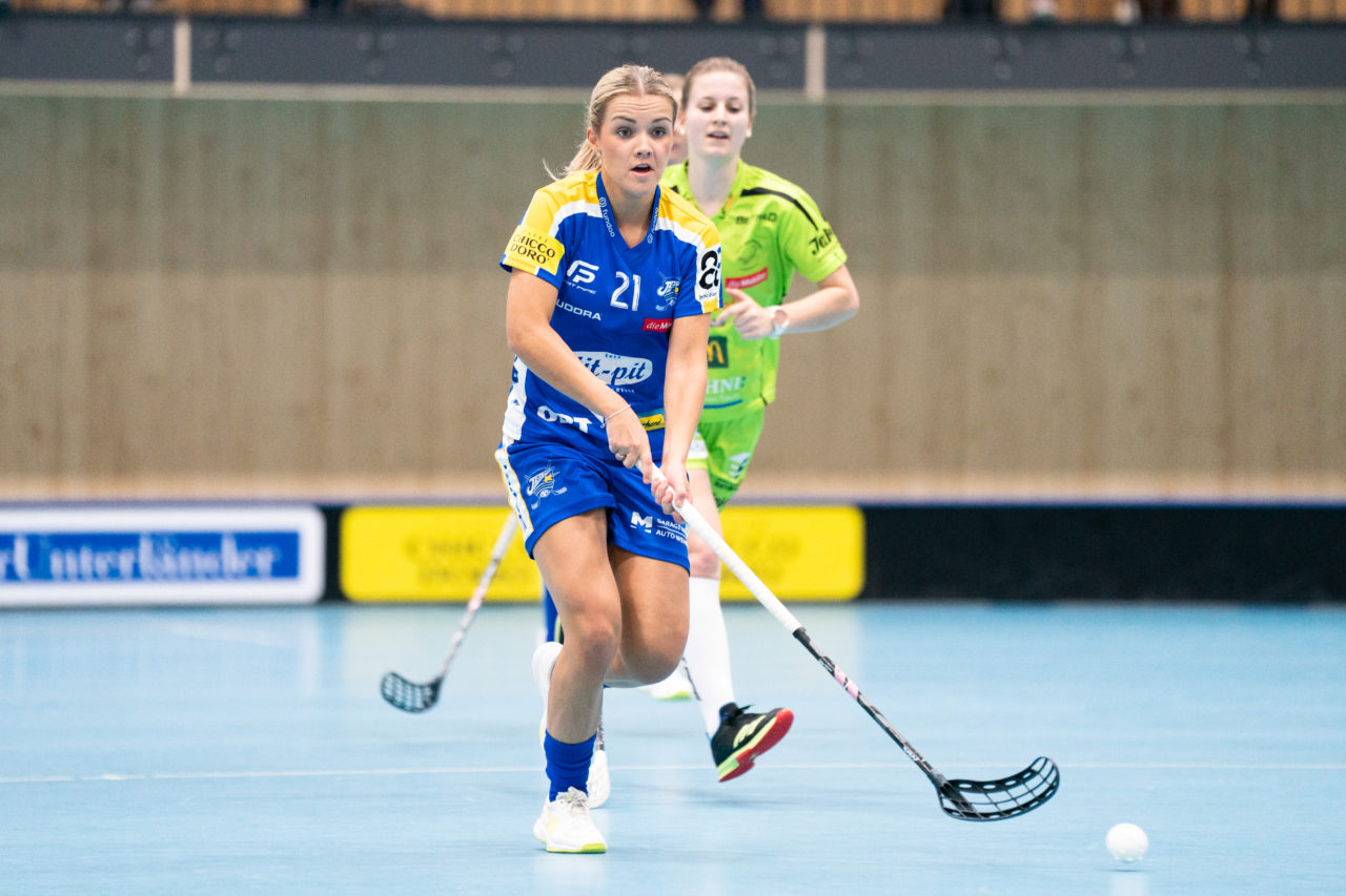 Sporthalle Stighag (Kloten), 16.11.2019, Damen NLA Runde 9, Kloten-Dietlikon Jets - Skorpion Emmental Zollbrück, Alice Granstedt (Nr. 21, Kloten-Dietlikon Jets) spielt den No-Look Pass

(Claudio Schwarz, unihockey-fotos.ch)