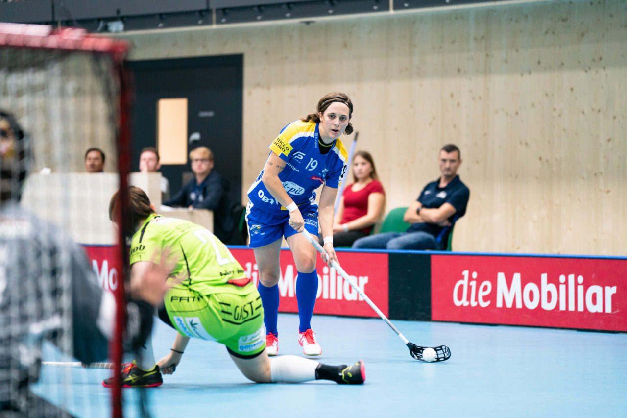 Sporthalle Stighag (Kloten), 16.11.2019, Damen NLA Runde 9, Kloten-Dietlikon Jets - Skorpion Emmental Zollbrück, Julia Suter (Nr. 19, Kloten-Dietlikon Jets) am Ball

(Claudio Schwarz, unihockey-fotos.ch)