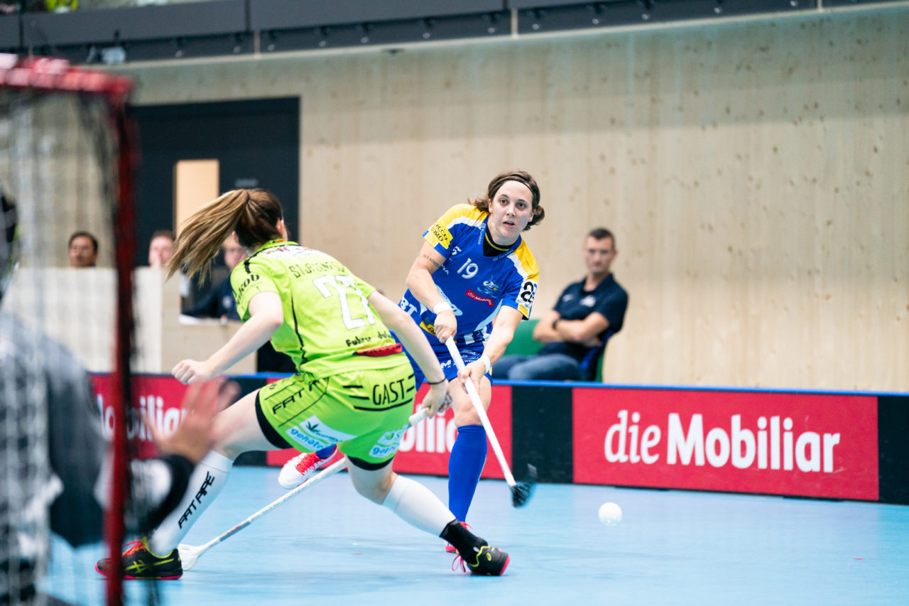 Sporthalle Stighag (Kloten), 16.11.2019, Damen NLA Runde 9, Kloten-Dietlikon Jets - Skorpion Emmental Zollbrück, Julia Suter (Nr. 19, Kloten-Dietlikon Jets) schliesst ab

(Claudio Schwarz, unihockey-fotos.ch)