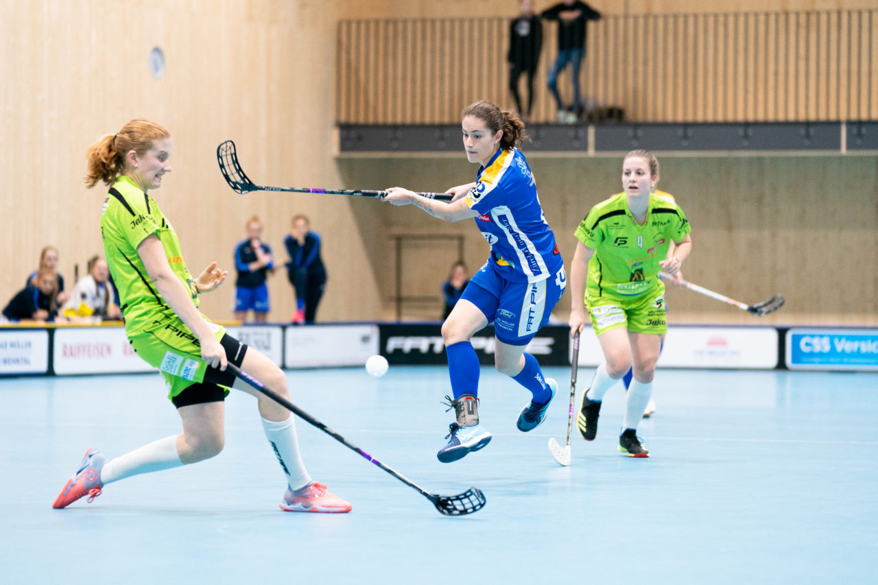 Sporthalle Stighag (Kloten), 16.11.2019, Damen NLA Runde 9, Kloten-Dietlikon Jets - Skorpion Emmental Zollbrück, Deborah Frei (Nr. 8, Kloten-Dietlikon Jets) schliesst ab

(Claudio Schwarz, unihockey-fotos.ch)