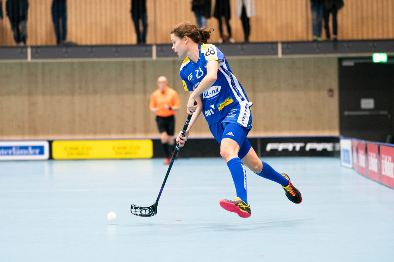 Sporthalle Stighag (Kloten), 16.11.2019, Damen NLA Runde 9, Kloten-Dietlikon Jets - Skorpion Emmental Zollbrück, Isabelle Gerig (Nr. 23, Kloten-Dietlikon Jets) am Ball

(Claudio Schwarz, unihockey-fotos.ch)