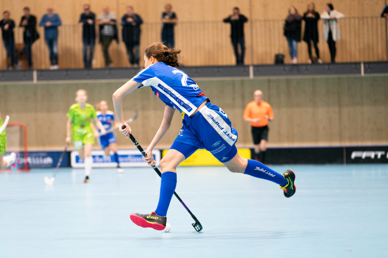 Sporthalle Stighag (Kloten), 16.11.2019, Damen NLA Runde 9, Kloten-Dietlikon Jets - Skorpion Emmental Zollbrück, Isabelle Gerig (Nr. 23, Kloten-Dietlikon Jets) spielt den Ball

(Claudio Schwarz, unihockey-fotos.ch)