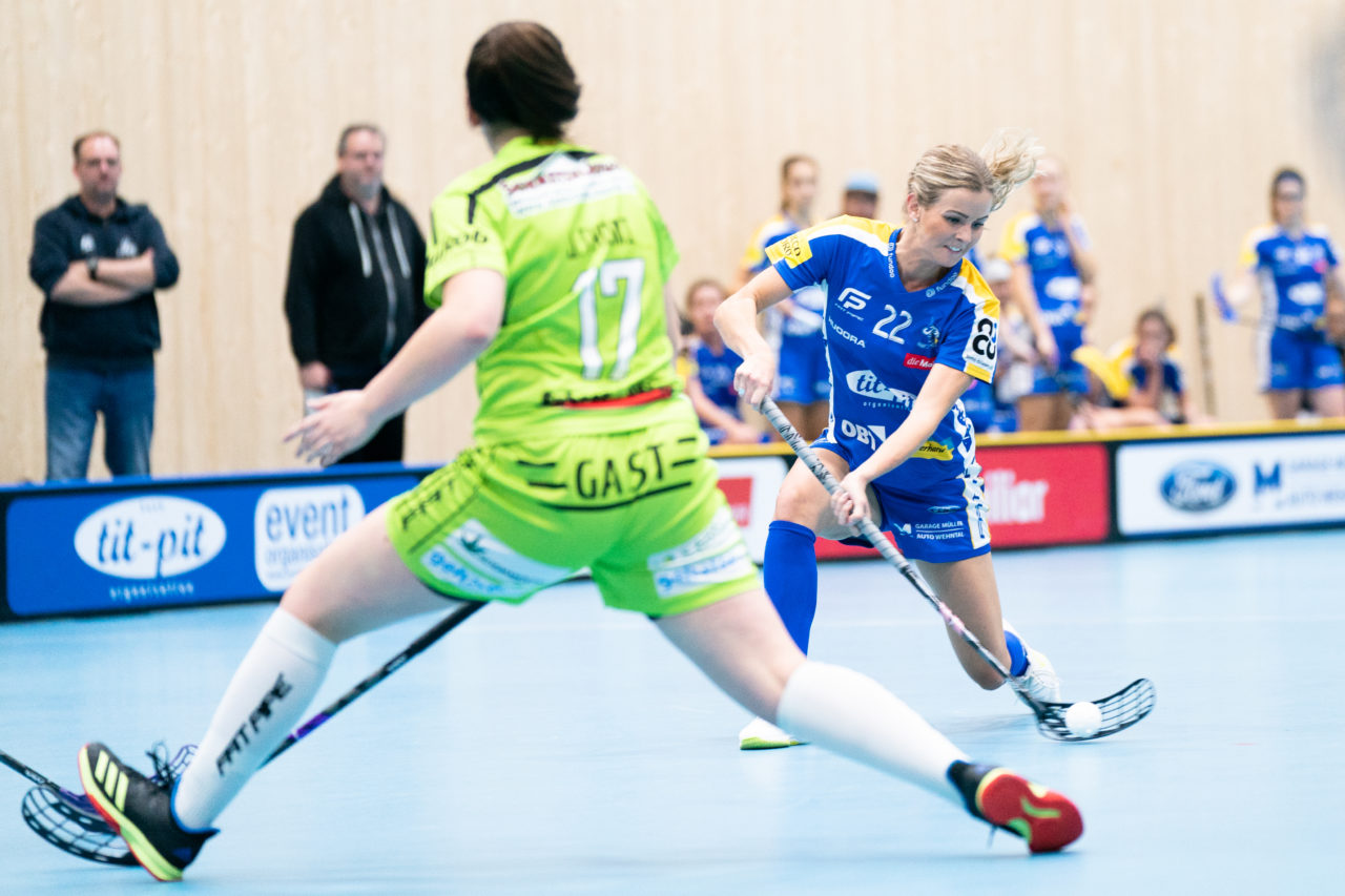 Sporthalle Stighag (Kloten), 16.11.2019, Damen NLA Runde 9, Kloten-Dietlikon Jets - Skorpion Emmental Zollbrück, Iza Rydfjäll (Nr. 22, Kloten-Dietlikon Jets) schliesst ab

(Claudio Schwarz, unihockey-fotos.ch)