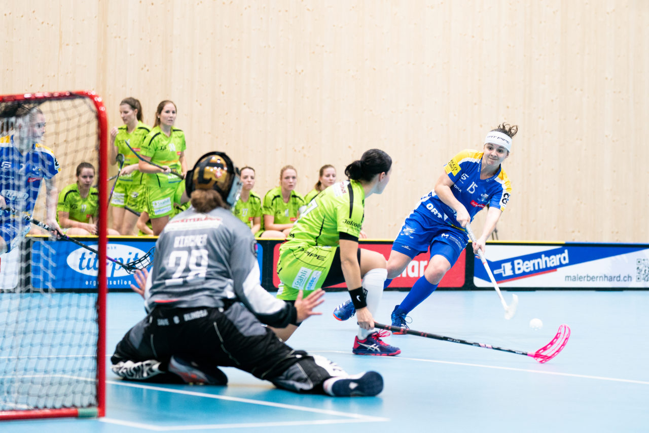 Sporthalle Stighag (Kloten), 16.11.2019, Damen NLA Runde 9, Kloten-Dietlikon Jets - Skorpion Emmental Zollbrück, Natalie Martinakova (Nr. 15, Kloten-Dietlikon Jets) schliesst ab

(Claudio Schwarz, unihockey-fotos.ch)