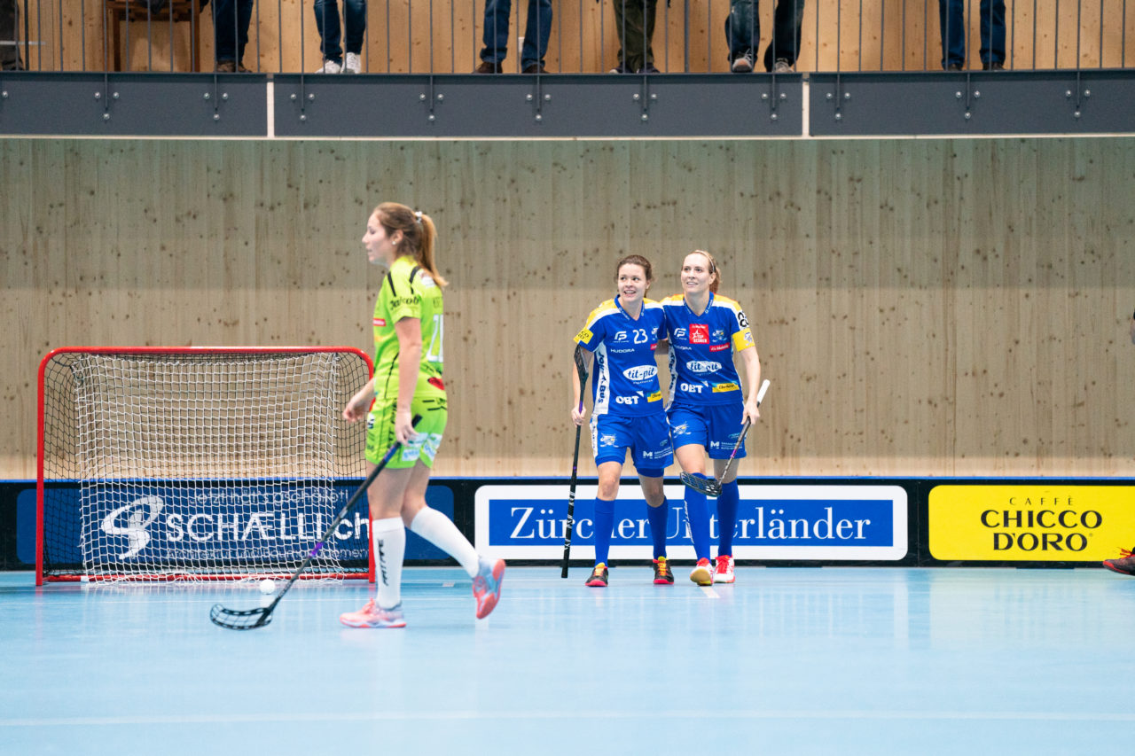 Sporthalle Stighag (Kloten), 16.11.2019, Damen NLA Runde 9, Kloten-Dietlikon Jets - Skorpion Emmental Zollbrück, Michelle Wiki (Nr. 6, Kloten-Dietlikon Jets) trifft im Boxplay auf Pass von Isabelle Gerig (Nr. 23, Kloten-Dietlikon Jets)

(Claudio Schwarz, unihockey-fotos.ch)