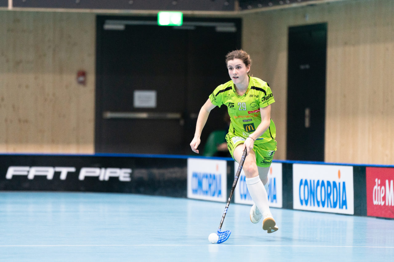 Sporthalle Stighag (Kloten), 16.11.2019, Damen NLA Runde 9, Kloten-Dietlikon Jets - Skorpion Emmental Zollbrück, Jolanda Maurer (Nr. 29, Skorpion Emmental Zollbrück) am Ball

(Claudio Schwarz, unihockey-fotos.ch)