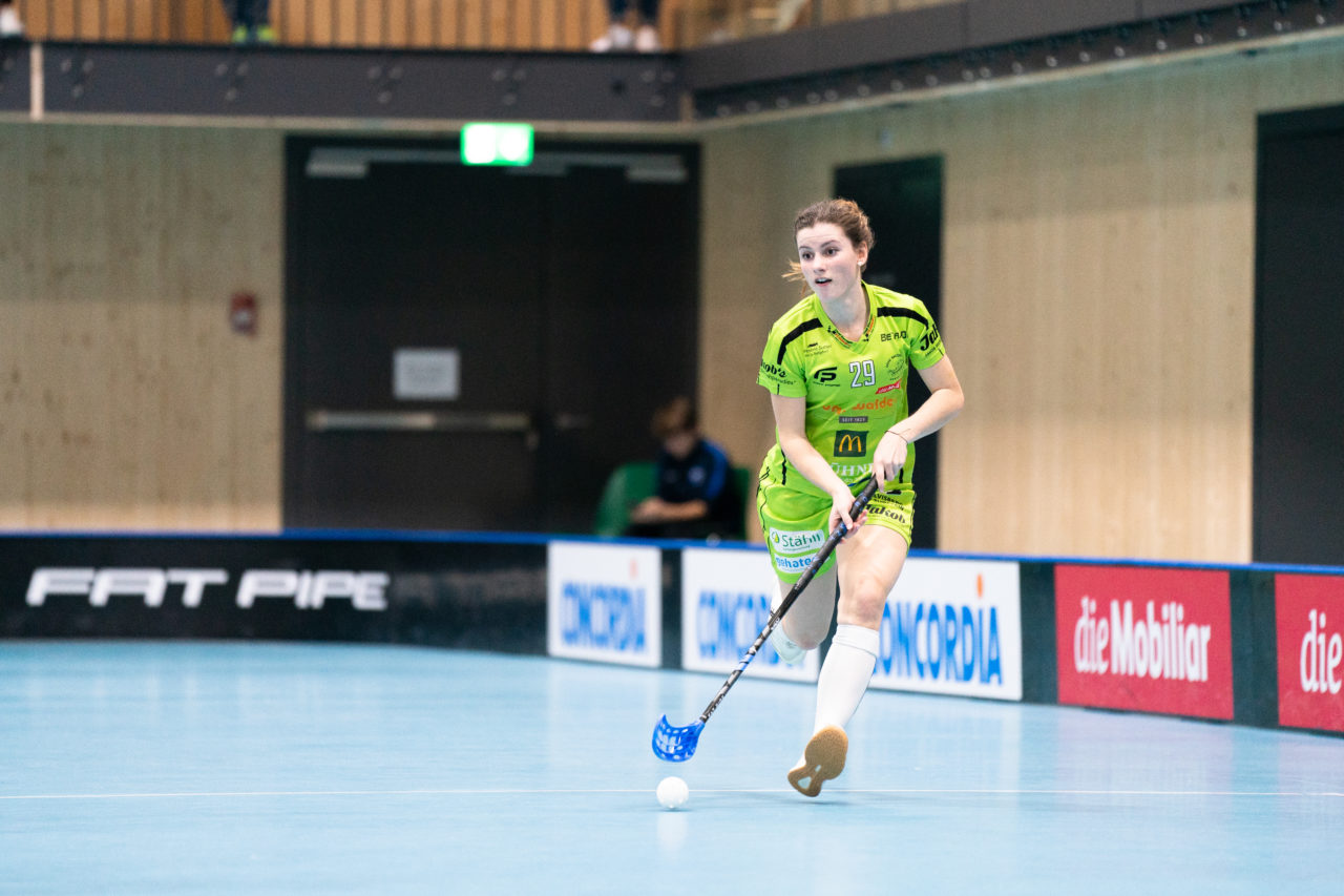 Sporthalle Stighag (Kloten), 16.11.2019, Damen NLA Runde 9, Kloten-Dietlikon Jets - Skorpion Emmental Zollbrück, Monika Schmid (Nr. 29, Kloten-Dietlikon Jets) am Ball

(Claudio Schwarz, unihockey-fotos.ch)