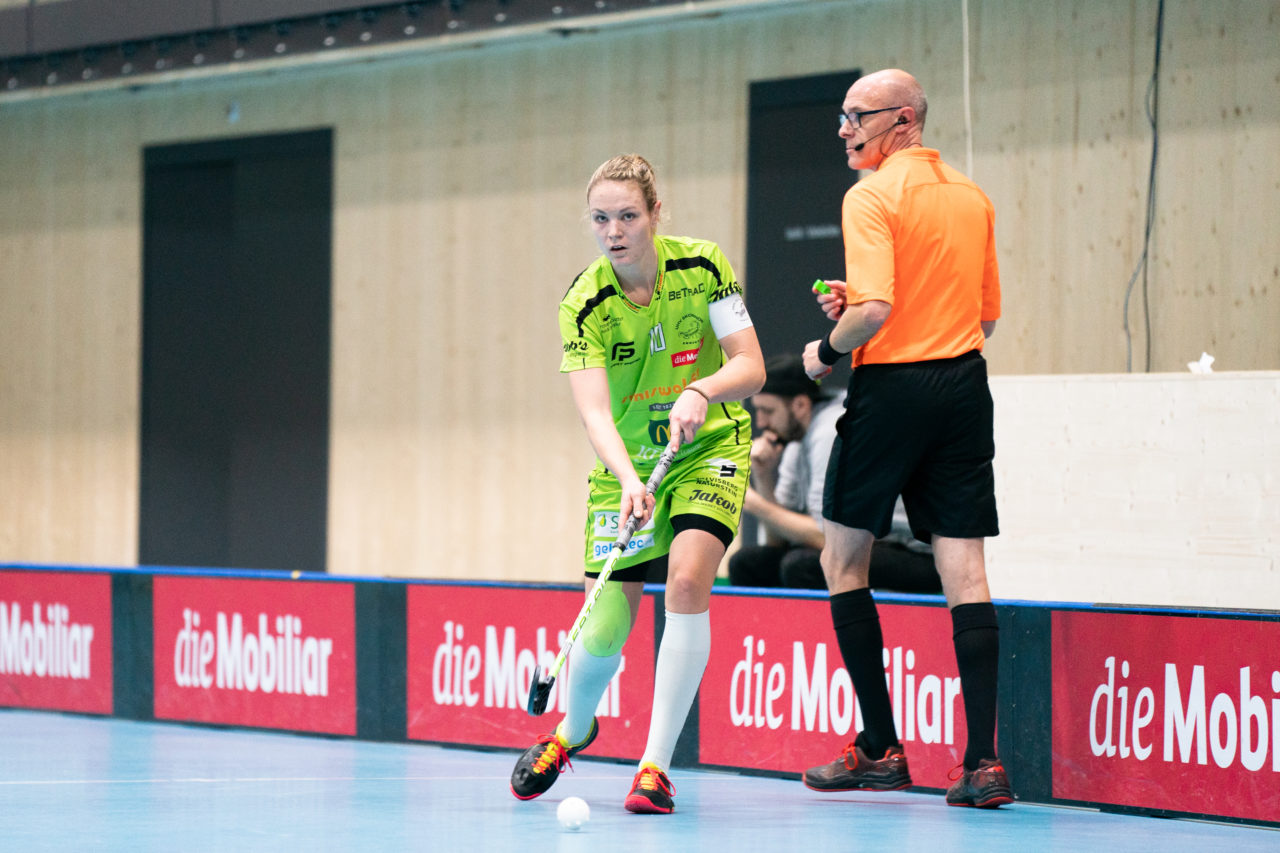 Sporthalle Stighag (Kloten), 16.11.2019, Damen NLA Runde 9, Kloten-Dietlikon Jets - Skorpion Emmental Zollbrück, Nadia Reinhard (Nr. 10, Skorpion Emmental Zollbrück) spielt den Ball

(Claudio Schwarz, unihockey-fotos.ch)