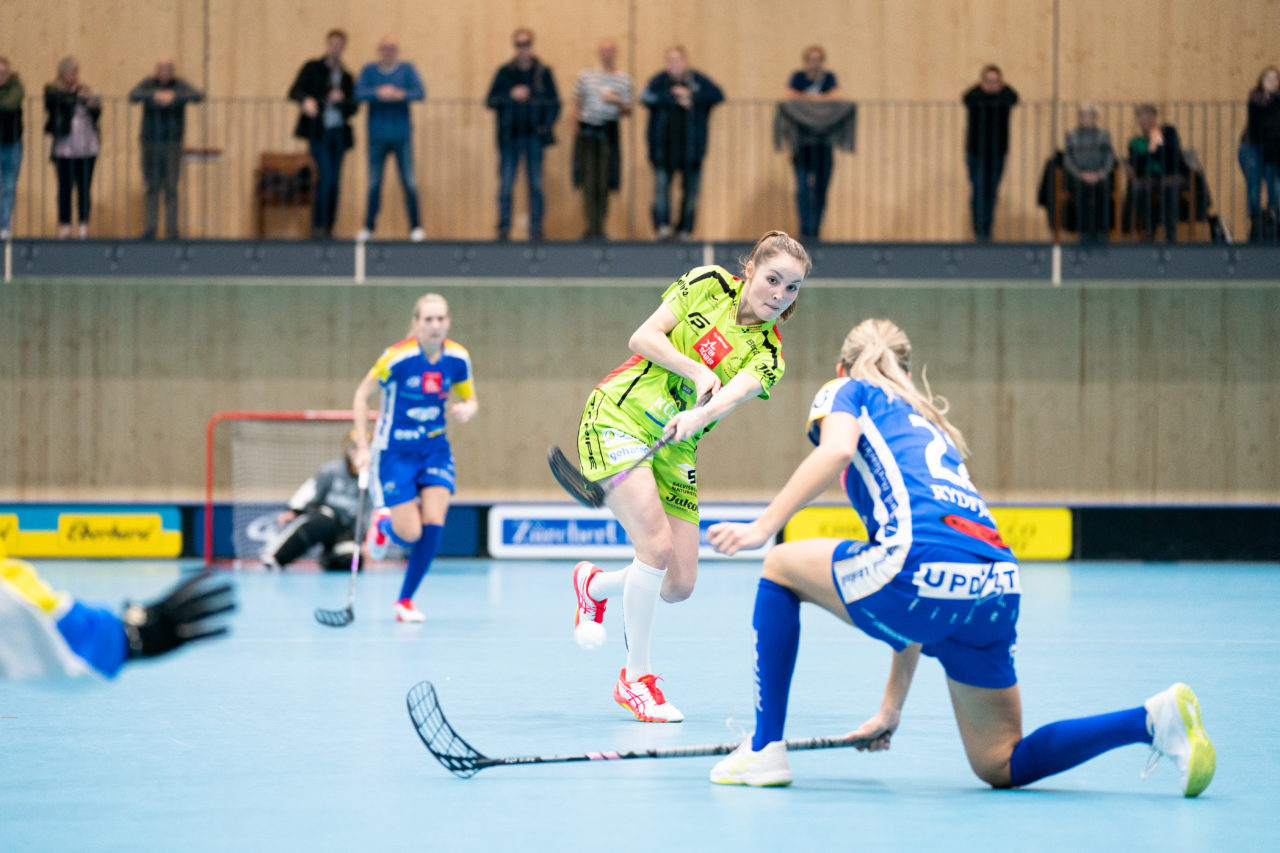 Sporthalle Stighag (Kloten), 16.11.2019, Damen NLA Runde 9, Kloten-Dietlikon Jets - Skorpion Emmental Zollbrück, Nathalie Spichiger (Nr. 26, Skorpion Emmental Zollbrück) schliesst ab

(Claudio Schwarz, unihockey-fotos.ch)