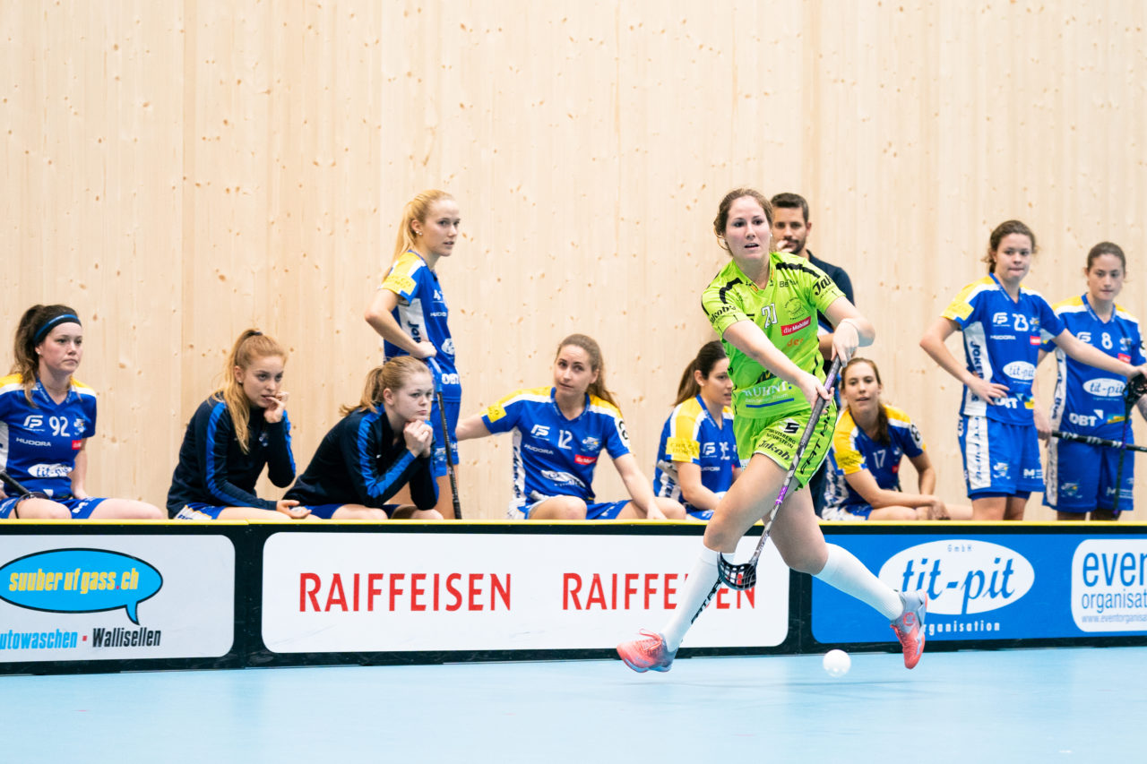 Sporthalle Stighag (Kloten), 16.11.2019, Damen NLA Runde 9, Kloten-Dietlikon Jets - Skorpion Emmental Zollbrück, Flavia Kuratli (Nr. 20, Skorpion Emmental Zollbrück) spielt den Ball

(Claudio Schwarz, unihockey-fotos.ch)