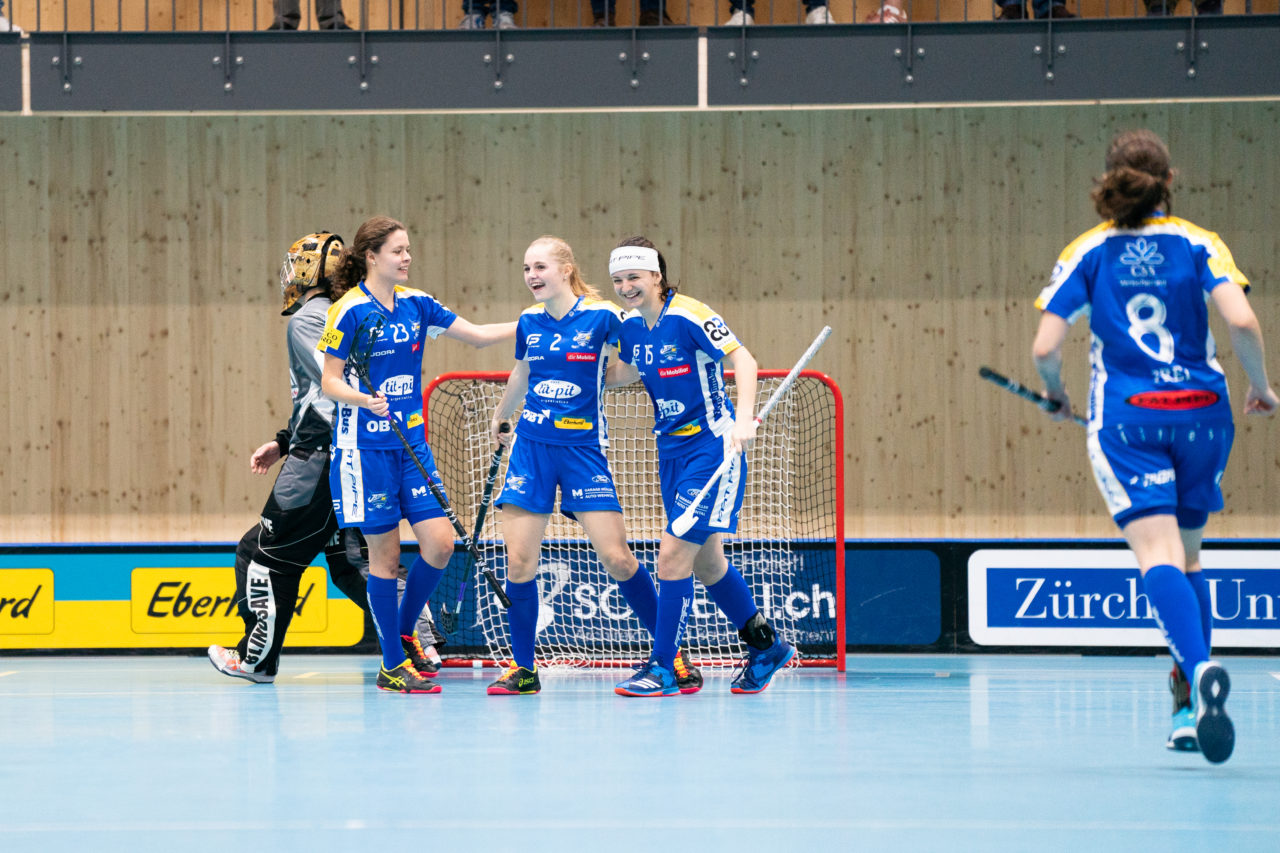 Sporthalle Stighag (Kloten), 16.11.2019, Damen NLA Runde 9, Kloten-Dietlikon Jets - Skorpion Emmental Zollbrück, Leonie Wieland (Nr. 2, Kloten-Dietlikon Jets) erzielte ihren dritten Treffer

(Claudio Schwarz, unihockey-fotos.ch)