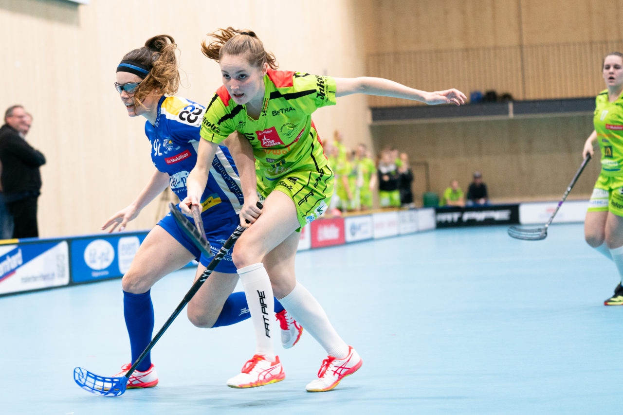 Sporthalle Stighag (Kloten), 16.11.2019, Damen NLA Runde 9, Kloten-Dietlikon Jets - Skorpion Emmental Zollbrück, Tanja Bühler (Nr. 92, Kloten-Dietlikon Jets) im Zweikampf mit Nathalie Spichiger (Nr. 26, Skorpion Emmental Zollbrück)

(Claudio Schwarz, unihockey-fotos.ch)