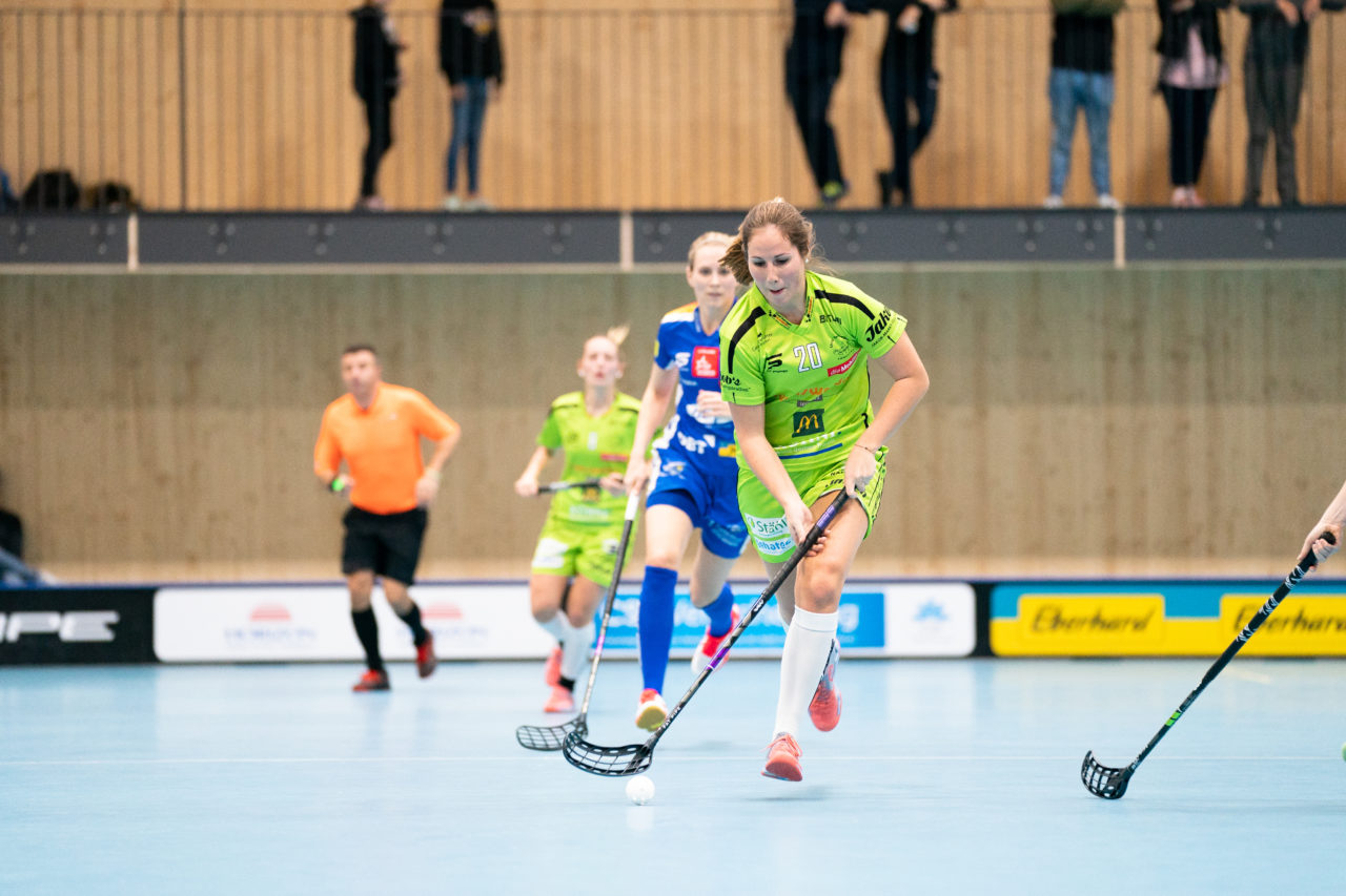 Sporthalle Stighag (Kloten), 16.11.2019, Damen NLA Runde 9, Kloten-Dietlikon Jets - Skorpion Emmental Zollbrück, Flavia Kuratli (Nr. 20, Skorpion Emmental Zollbrück) am Ball

(Claudio Schwarz, unihockey-fotos.ch)