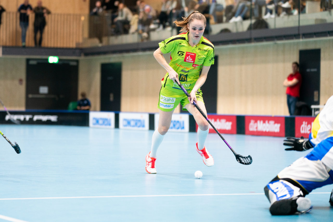 Sporthalle Stighag (Kloten), 16.11.2019, Damen NLA Runde 9, Kloten-Dietlikon Jets - Skorpion Emmental Zollbrück, Nathalie Spichiger (Nr. 26, Skorpion Emmental Zollbrück) alleine vor Monika Schmid (Nr. 29, Kloten-Dietlikon Jets)

(Claudio Schwarz, unihockey-fotos.ch)