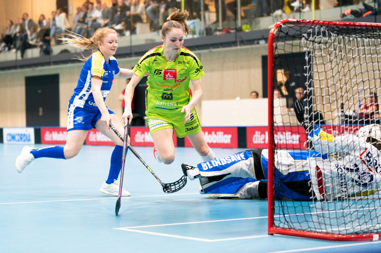 Sporthalle Stighag (Kloten), 16.11.2019, Damen NLA Runde 9, Kloten-Dietlikon Jets - Skorpion Emmental Zollbrück, Nathalie Spichiger (Nr. 26, Skorpion Emmental Zollbrück) alleine vor Monika Schmid (Nr. 29, Kloten-Dietlikon Jets)

(Claudio Schwarz, unihockey-fotos.ch)
