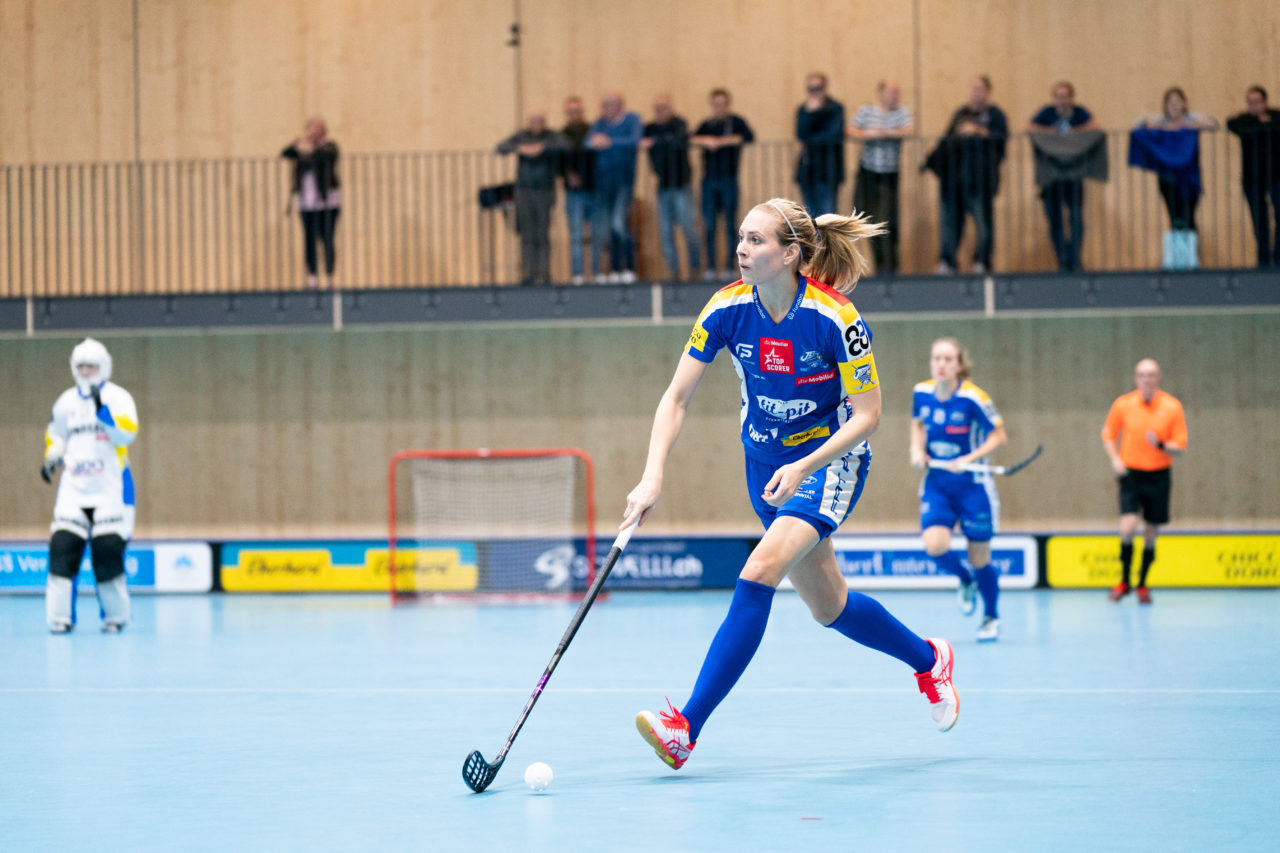 Sporthalle Stighag (Kloten), 16.11.2019, Damen NLA Runde 9, Kloten-Dietlikon Jets - Skorpion Emmental Zollbrück, Michelle Wiki (Nr. 6, Kloten-Dietlikon Jets) am Ball

(Claudio Schwarz, unihockey-fotos.ch)