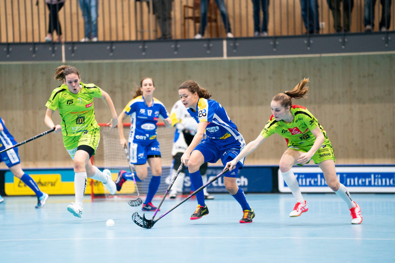 Sporthalle Stighag (Kloten), 16.11.2019, Damen NLA Runde 9, Kloten-Dietlikon Jets - Skorpion Emmental Zollbrück, Isabelle Gerig (Nr. 23, Kloten-Dietlikon Jets) im Zweikampf mit Nathalie Spichiger (Nr. 26, Skorpion Emmental Zollbrück)

(Claudio Schwarz, unihockey-fotos.ch)