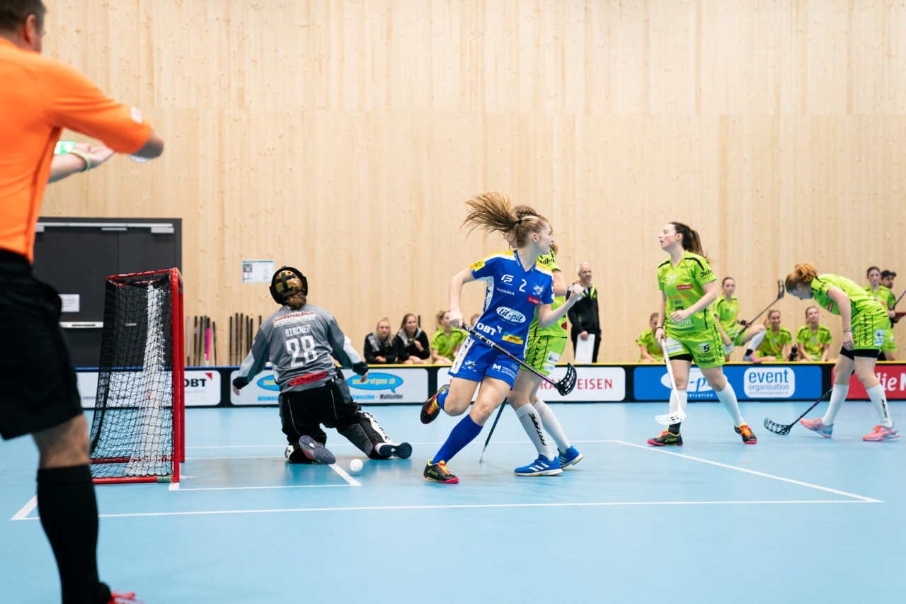 Sporthalle Stighag (Kloten), 16.11.2019, Damen NLA Runde 9, Kloten-Dietlikon Jets - Skorpion Emmental Zollbrück, Leonie Wieland (Nr. 2, Kloten-Dietlikon Jets) jubelt

(Claudio Schwarz, unihockey-fotos.ch)