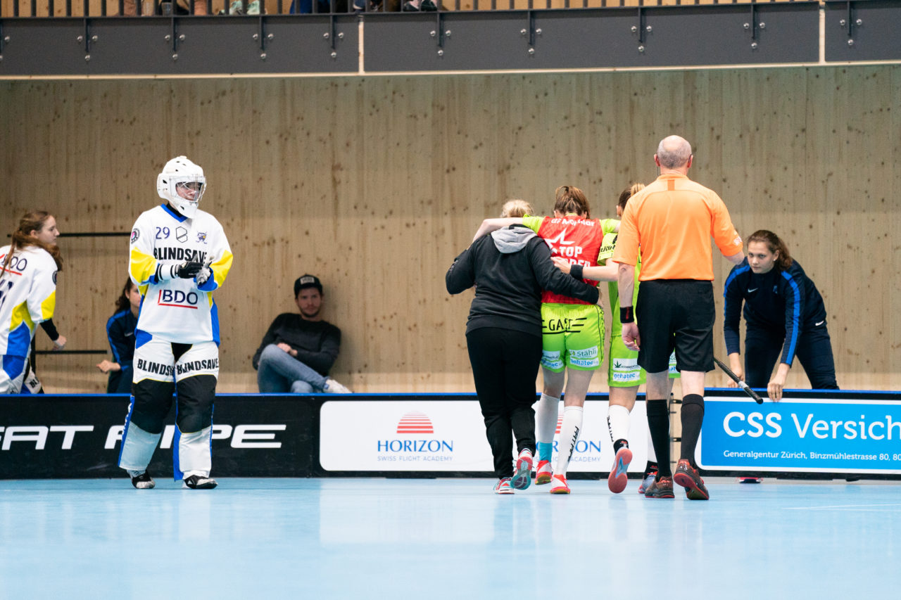 Sporthalle Stighag (Kloten), 16.11.2019, Damen NLA Runde 9, Kloten-Dietlikon Jets - Skorpion Emmental Zollbrück, Nathalie Spichiger (Nr. 26, Skorpion Emmental Zollbrück) muss verletzt vom Feld

(Claudio Schwarz, unihockey-fotos.ch)