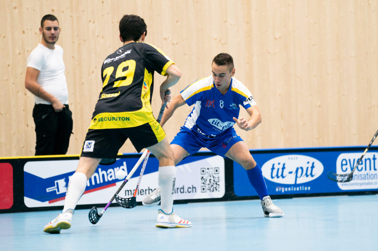 Sporthalle Stighag (Kloten), 16.11.2019, Junioren U21 B Runde 8, Kloten-Dietlikon Jets - Unihockey Luzern, Michel Bill (Nr. 8, Kloten-Dietlikon Jets) stoppt den Pass von Gian Sossai (Nr. 79, Unihockey Luzern)

(Claudio Schwarz, unihockey-fotos.ch)