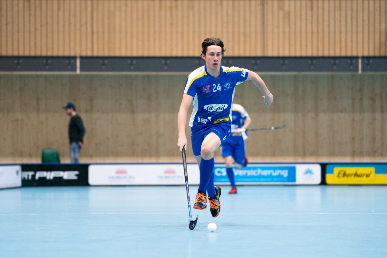 Sporthalle Stighag (Kloten), 16.11.2019, Junioren U21 B Runde 8, Kloten-Dietlikon Jets - Unihockey Luzern, Siro Zahner (Nr. 24, Kloten-Dietlikon Jets) am Ball

(Claudio Schwarz, unihockey-fotos.ch)