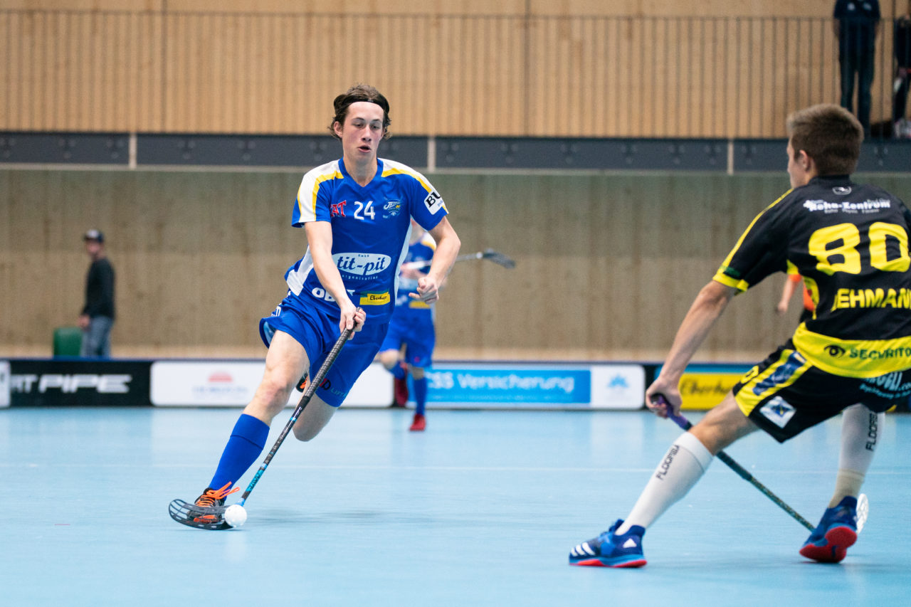 Sporthalle Stighag (Kloten), 16.11.2019, Junioren U21 B Runde 8, Kloten-Dietlikon Jets - Unihockey Luzern, Siro Zahner (Nr. 24, Kloten-Dietlikon Jets) spielt den Ball

(Claudio Schwarz, unihockey-fotos.ch)