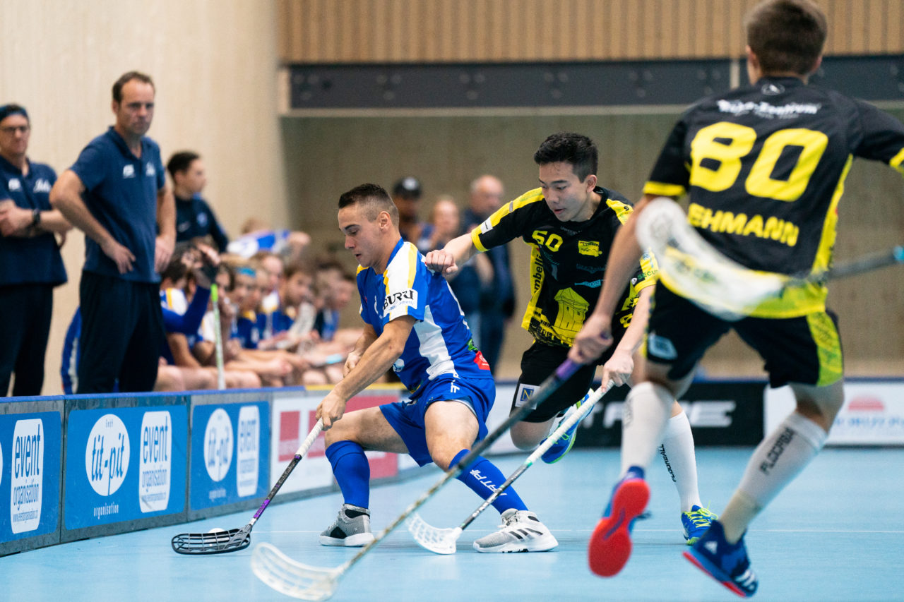 Sporthalle Stighag (Kloten), 16.11.2019, Junioren U21 B Runde 8, Kloten-Dietlikon Jets - Unihockey Luzern, Michel Bill (Nr. 8, Kloten-Dietlikon Jets) am Ball

(Claudio Schwarz, unihockey-fotos.ch)