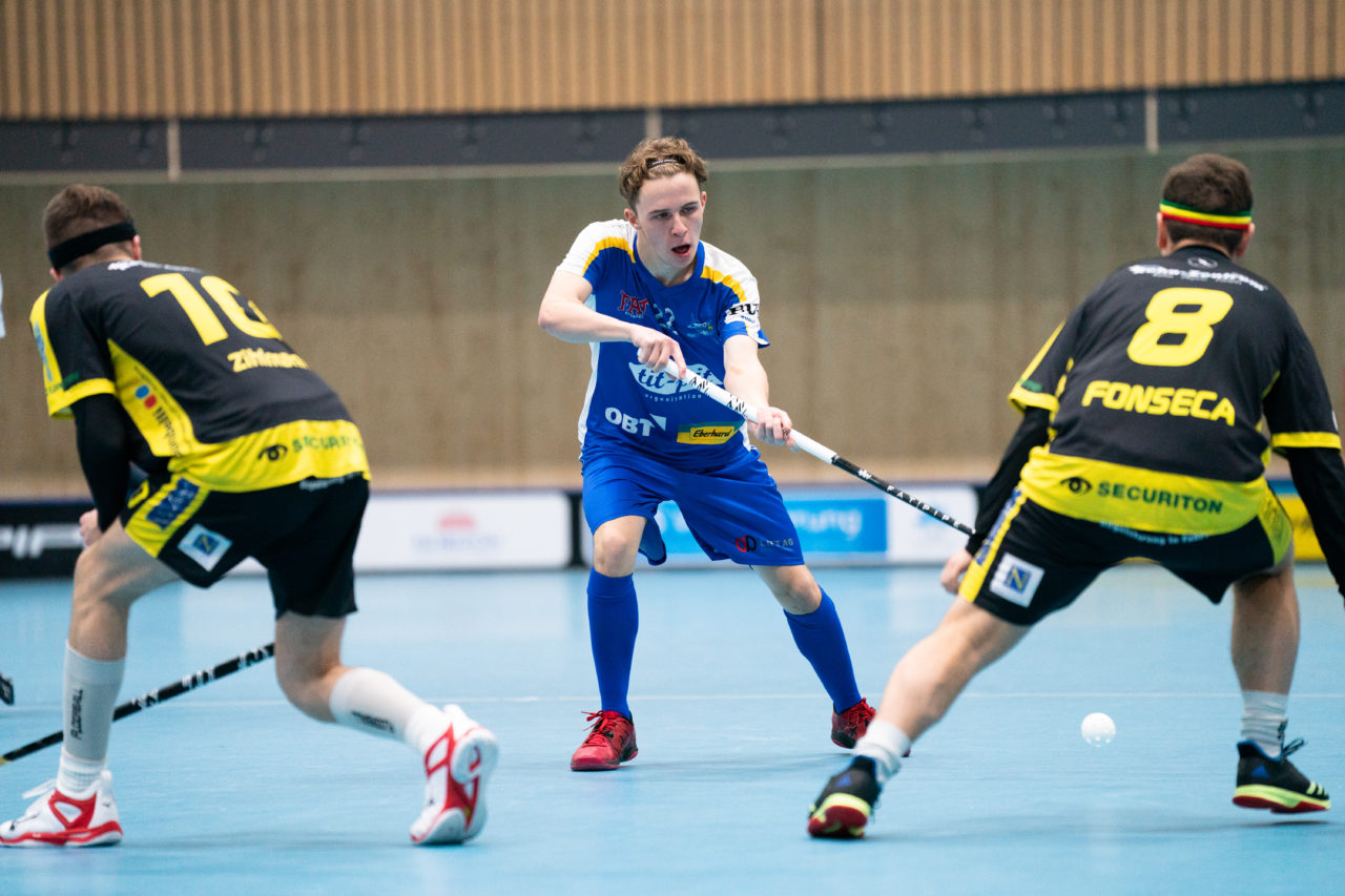 Sporthalle Stighag (Kloten), 16.11.2019, Junioren U21 B Runde 8, Kloten-Dietlikon Jets - Unihockey Luzern, Simon Sutter (Nr. 22, Kloten-Dietlikon Jets) spielt den Ball

(Claudio Schwarz, unihockey-fotos.ch)