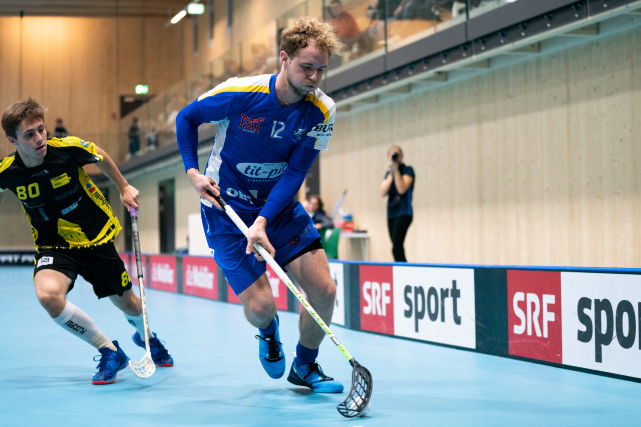 Sporthalle Stighag (Kloten), 16.11.2019, Junioren U21 B Runde 8, Kloten-Dietlikon Jets - Unihockey Luzern, Silas Isler (Nr. 12, Kloten-Dietlikon Jets) am Ball

(Claudio Schwarz, unihockey-fotos.ch)