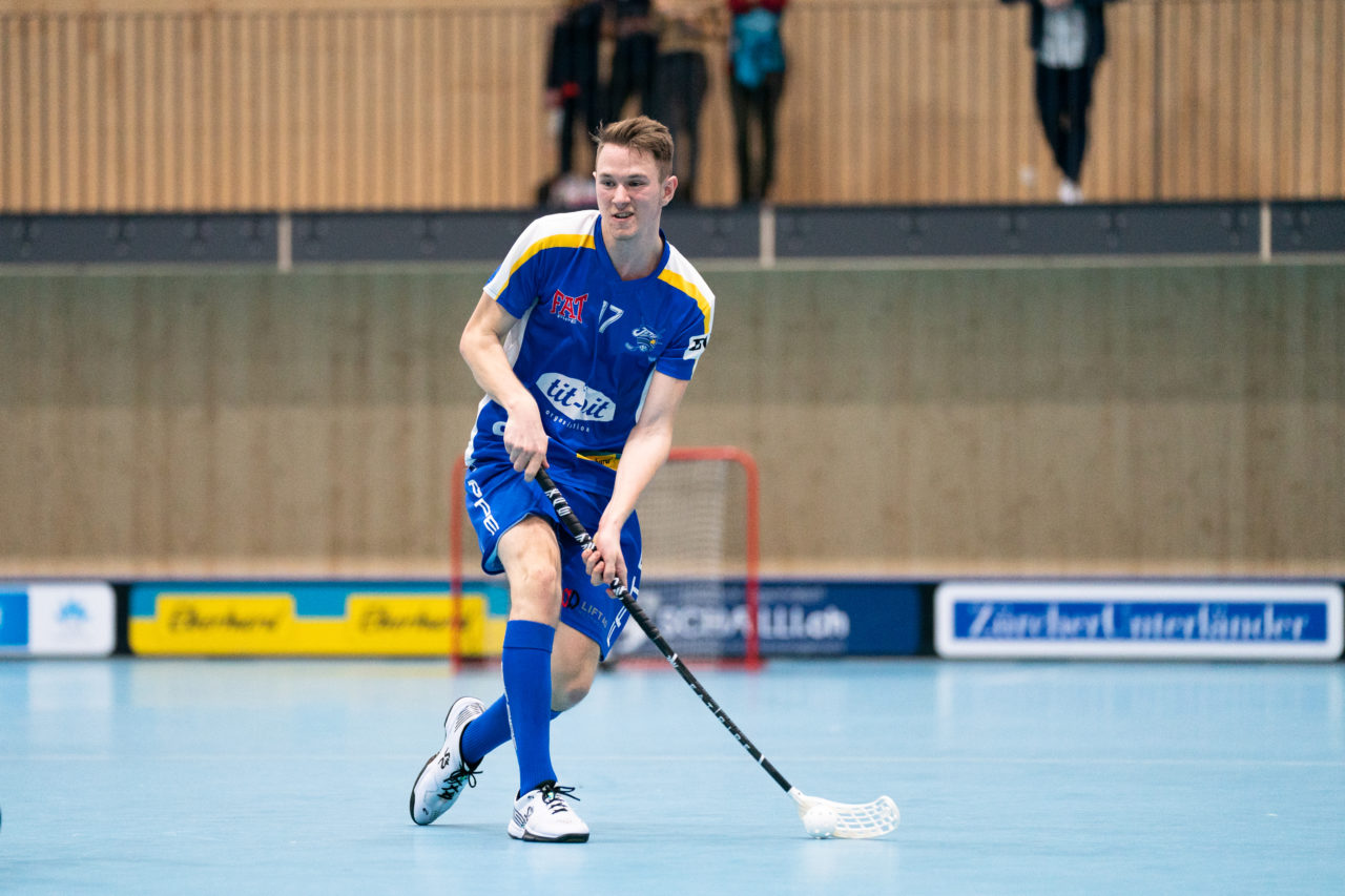 Sporthalle Stighag (Kloten), 16.11.2019, Junioren U21 B Runde 8, Kloten-Dietlikon Jets - Unihockey Luzern, Martin Sauter (Nr. 17, Kloten-Dietlikon Jets) spielt den Ball

(Claudio Schwarz, unihockey-fotos.ch)