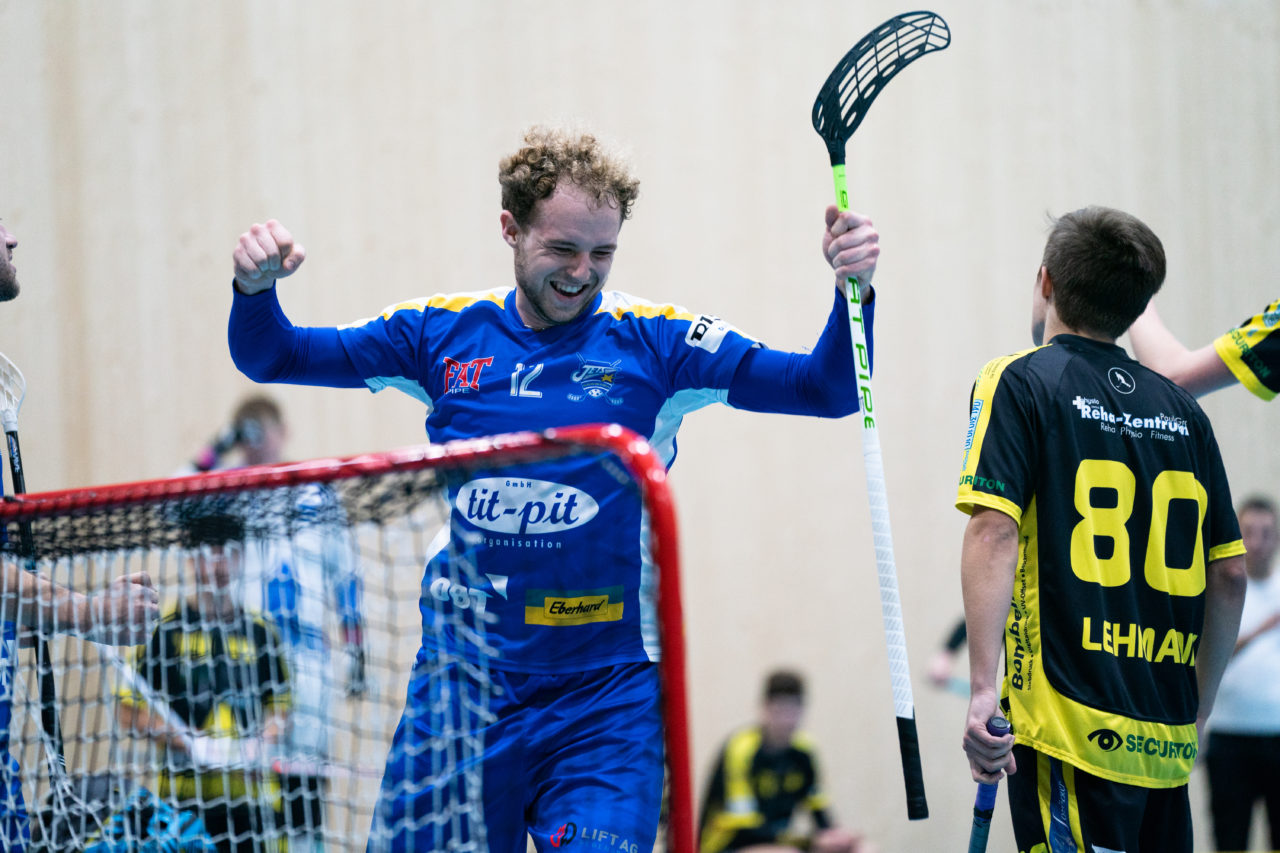 Sporthalle Stighag (Kloten), 16.11.2019, Junioren U21 B Runde 8, Kloten-Dietlikon Jets - Unihockey Luzern, Silas Isler (Nr. 12, Kloten-Dietlikon Jets) freut sich über seinen Treffer

(Claudio Schwarz, unihockey-fotos.ch)