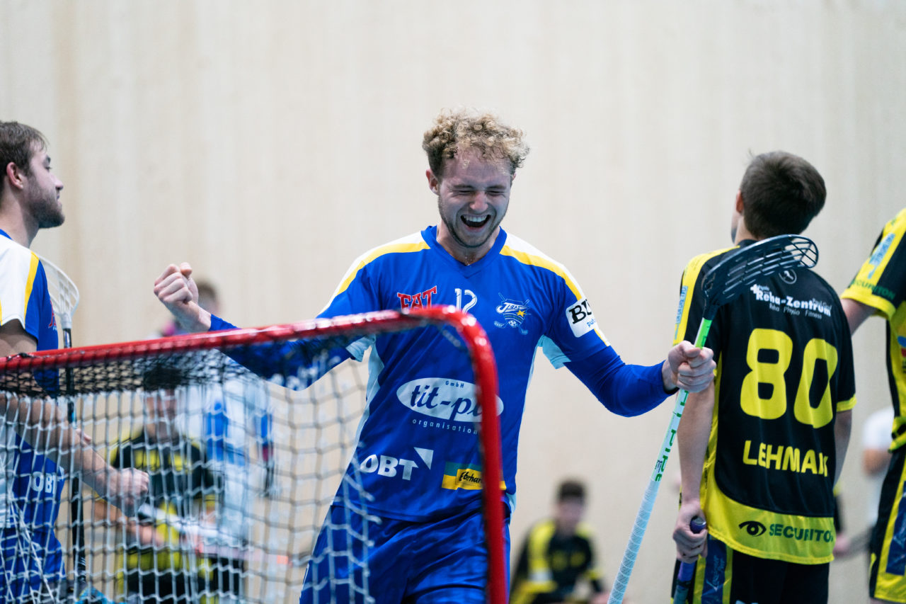 Sporthalle Stighag (Kloten), 16.11.2019, Junioren U21 B Runde 8, Kloten-Dietlikon Jets - Unihockey Luzern, Silas Isler (Nr. 12, Kloten-Dietlikon Jets) freut sich über seinen Treffer

(Claudio Schwarz, unihockey-fotos.ch)