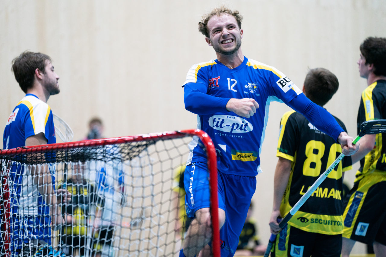 Sporthalle Stighag (Kloten), 16.11.2019, Junioren U21 B Runde 8, Kloten-Dietlikon Jets - Unihockey Luzern, Silas Isler (Nr. 12, Kloten-Dietlikon Jets) freut sich über seinen Treffer

(Claudio Schwarz, unihockey-fotos.ch)