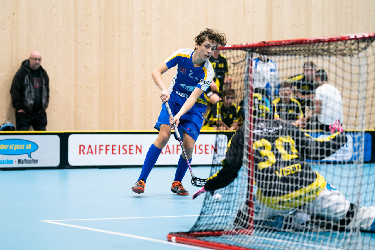 Sporthalle Stighag (Kloten), 16.11.2019, Junioren U21 B Runde 8, Kloten-Dietlikon Jets - Unihockey Luzern, Mike Rickenbacher (Nr. 23, Kloten-Dietlikon Jets) am Ball

(Claudio Schwarz, unihockey-fotos.ch)